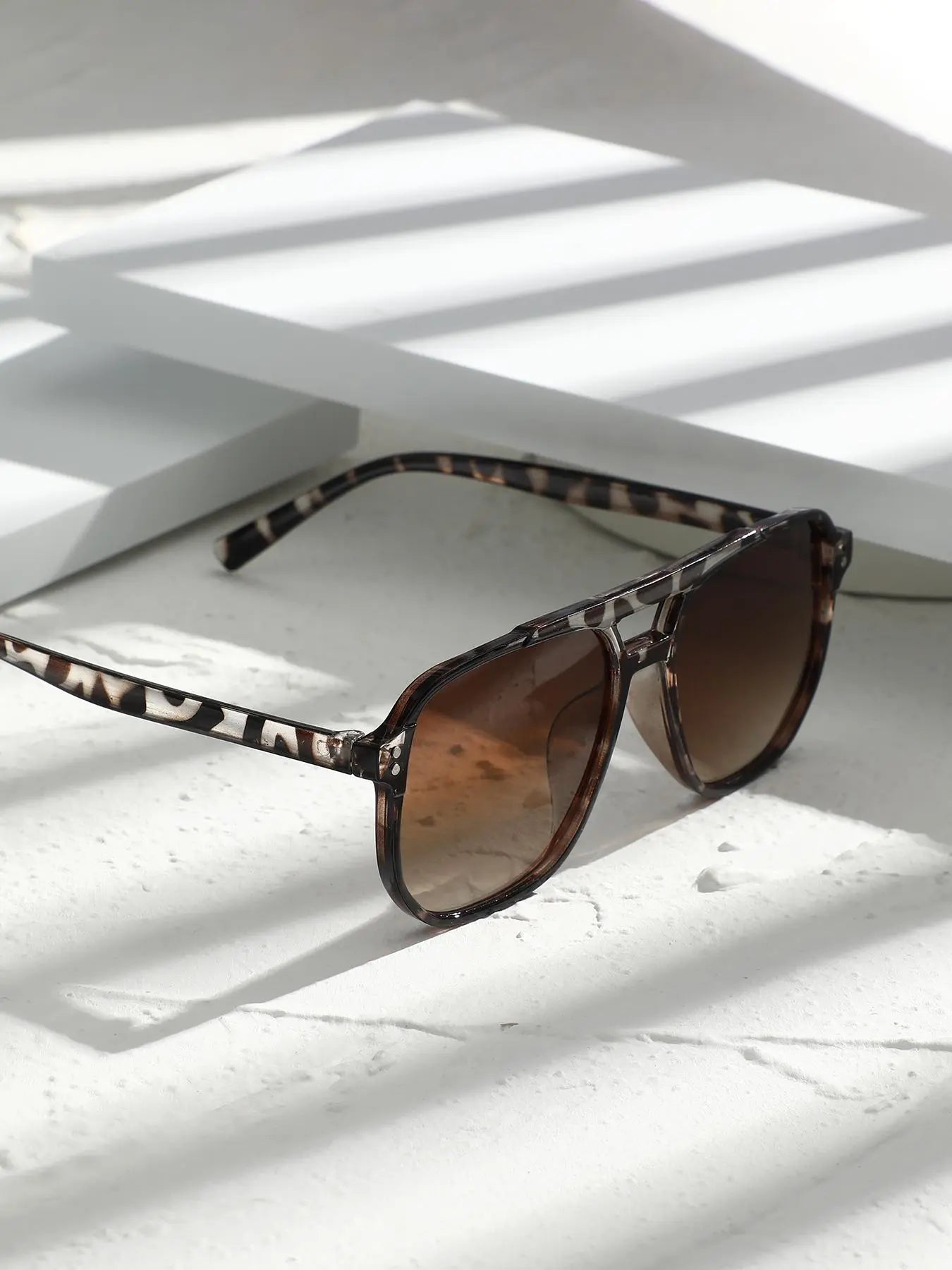 Unisex Retro-Inspired Leopard Pattern Sunglasses