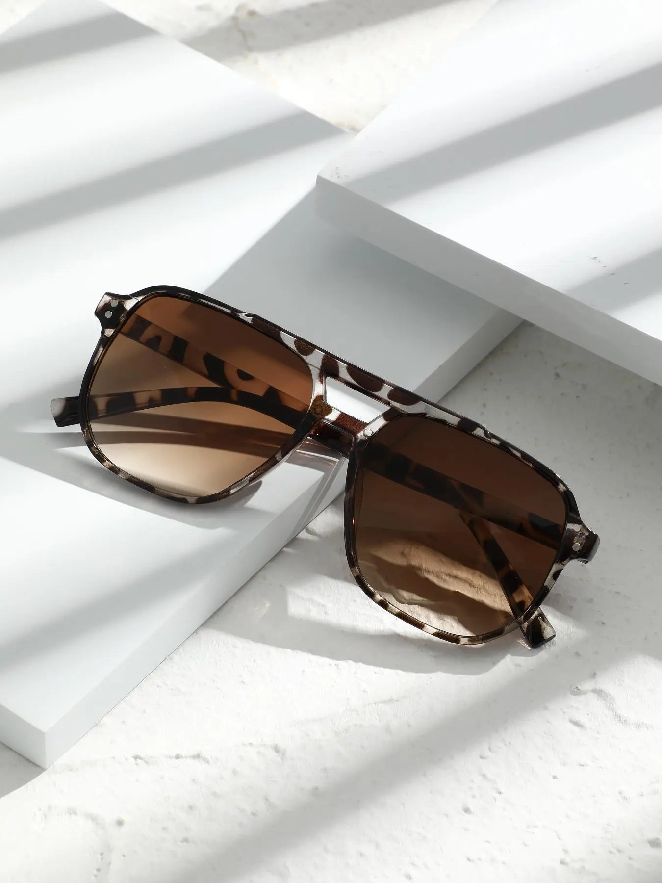 Unisex Retro-Inspired Leopard Pattern Sunglasses