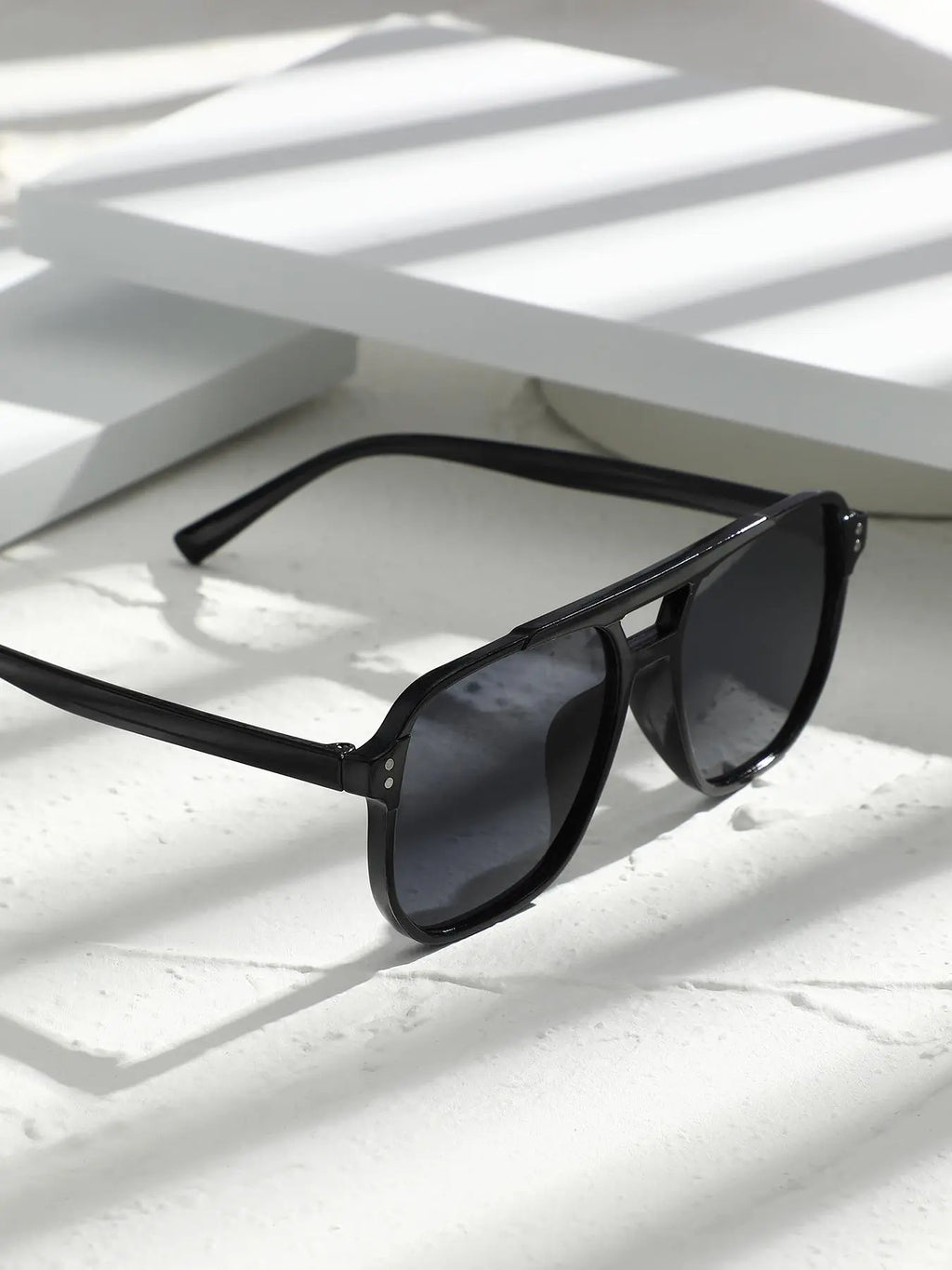 Unisex Retro-Inspired Leopard Pattern Sunglasses
