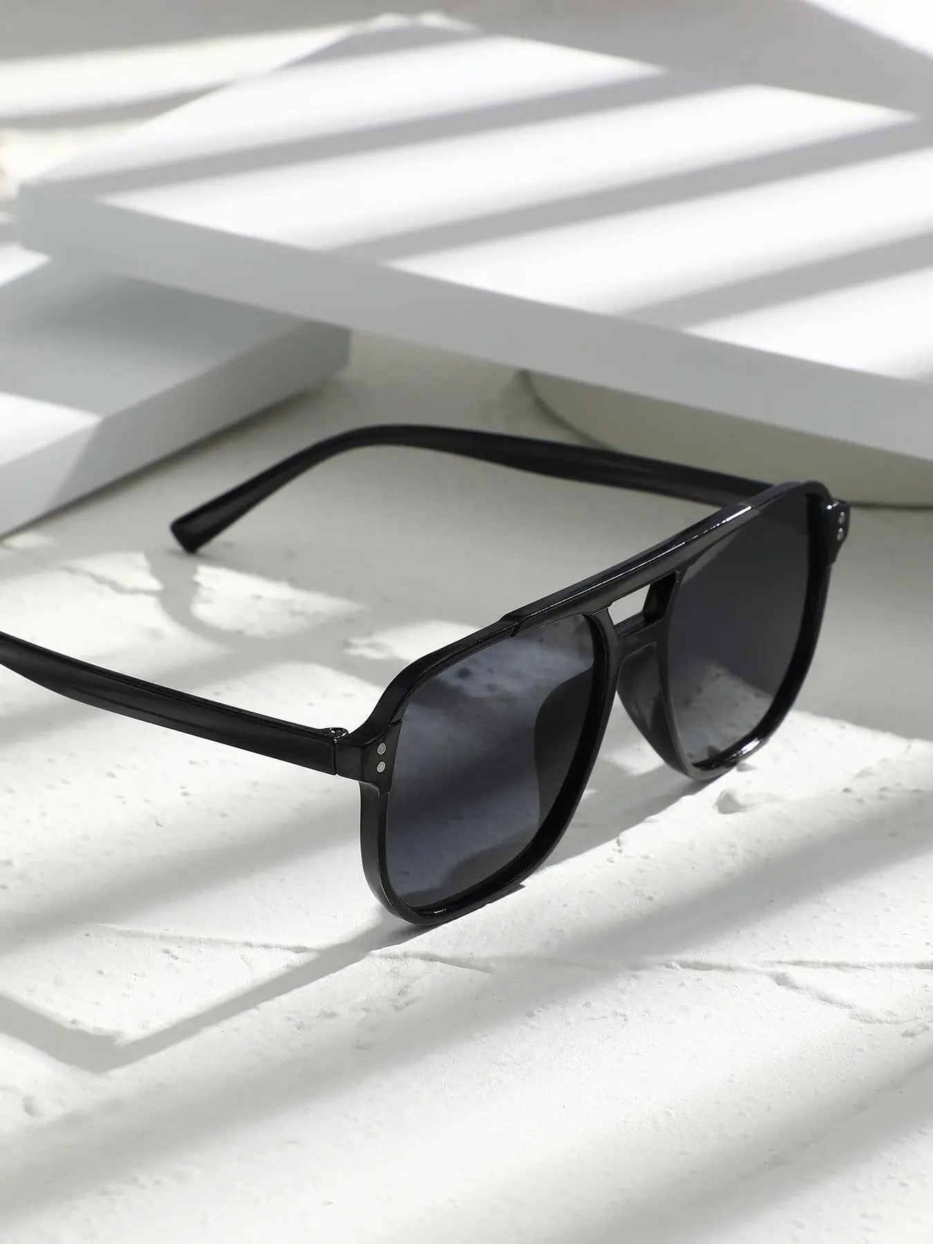 Unisex Retro-Inspired Leopard Pattern Sunglasses