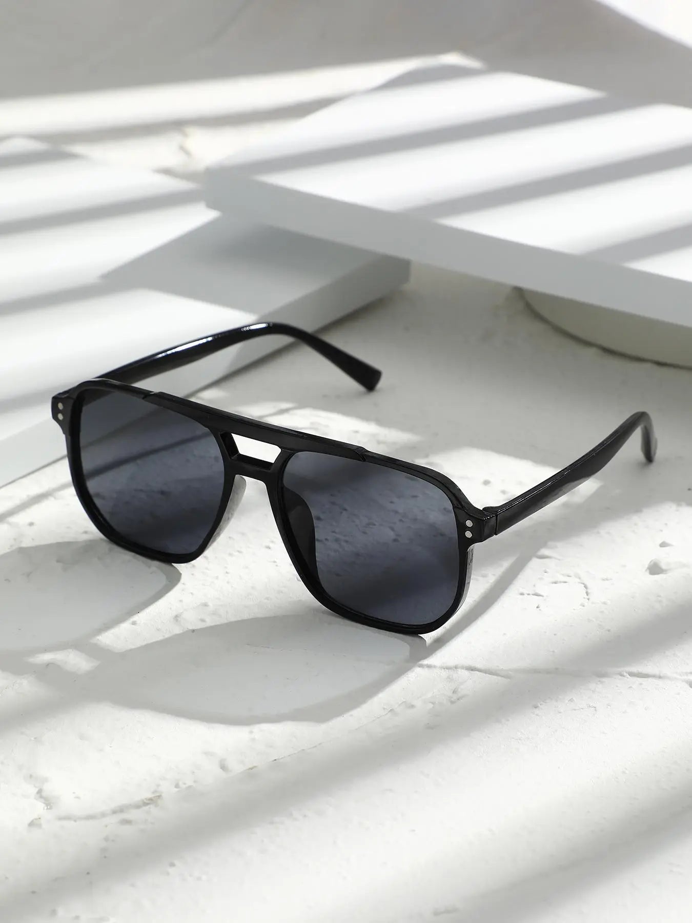 Unisex Retro-Inspired Leopard Pattern Sunglasses
