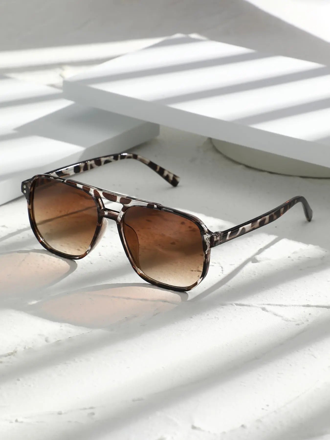 Unisex Retro-Inspired Leopard Pattern Sunglasses