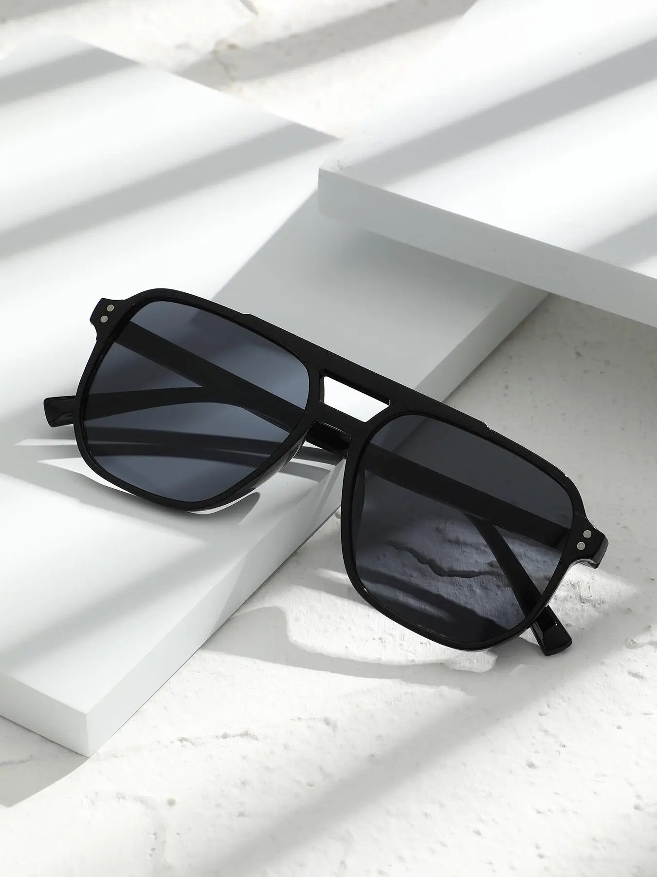 Unisex Retro-Inspired Leopard Pattern Sunglasses