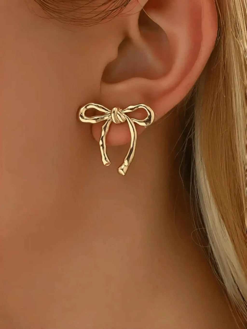 Elegant Bowknot Design Stud Earrings