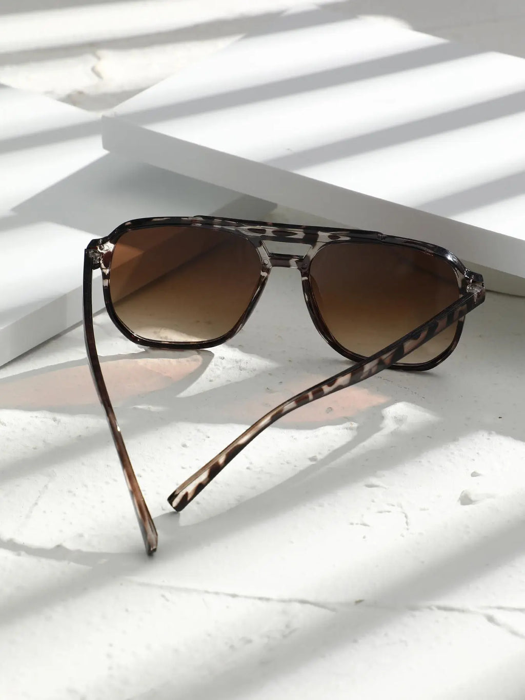 Unisex Retro-Inspired Leopard Pattern Sunglasses