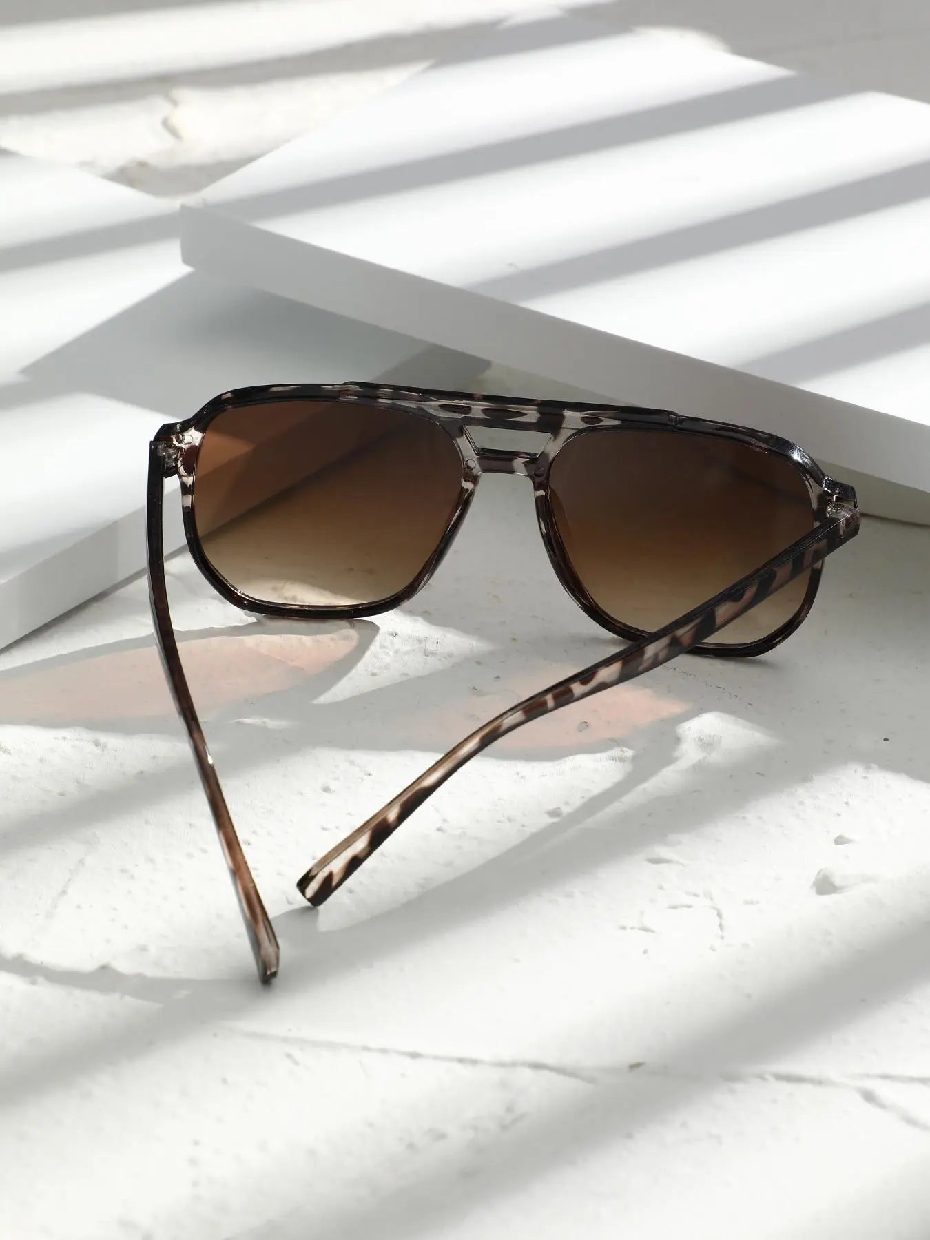 Unisex Retro-Inspired Leopard Pattern Sunglasses